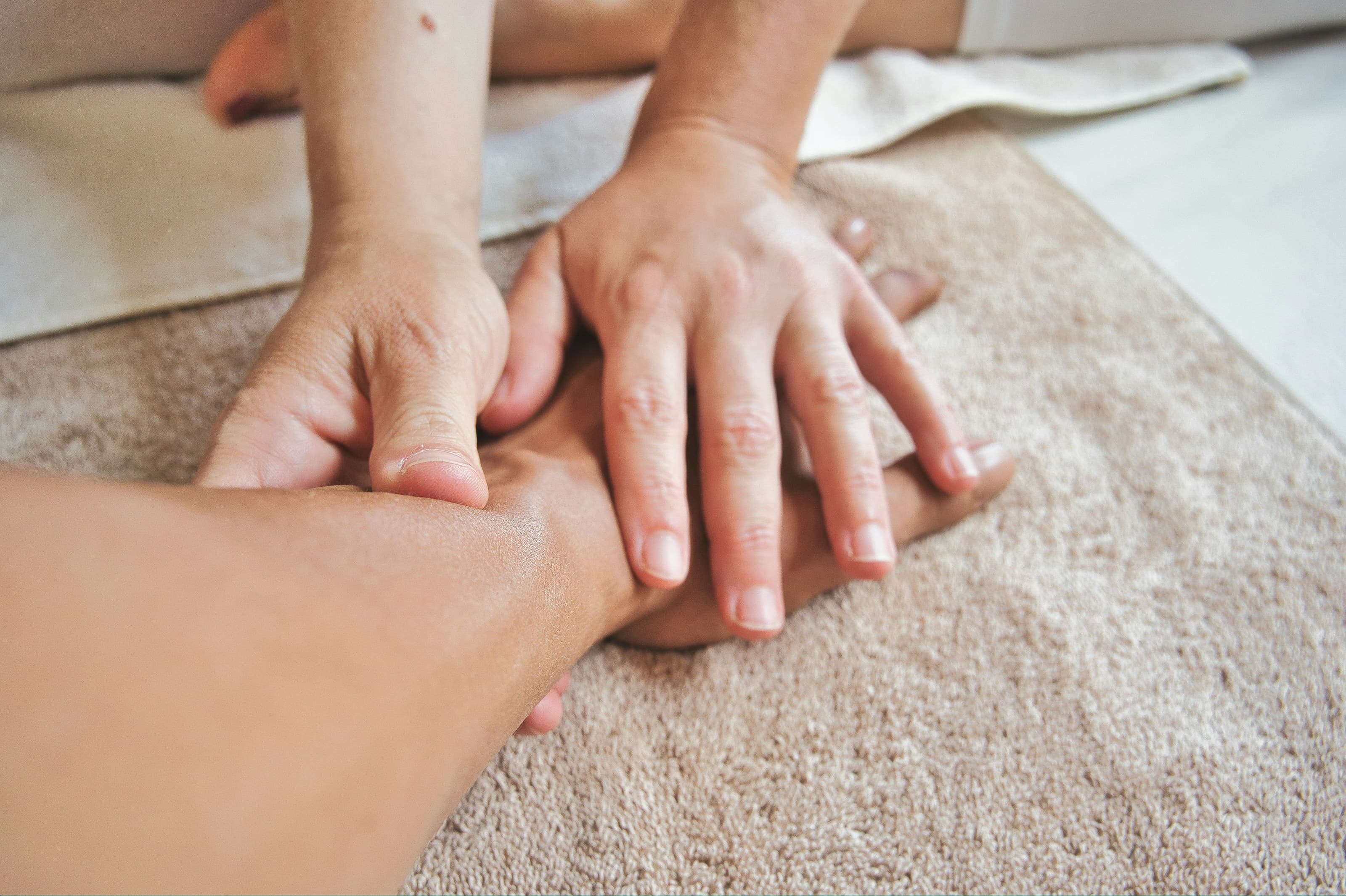 Las manos de una terapeuta durante un masaje